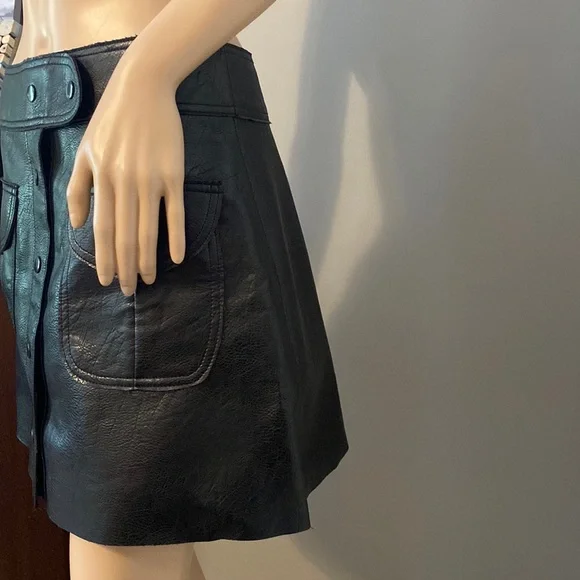 Beautiful black mini Zara women skirt - Picture 3 of 16